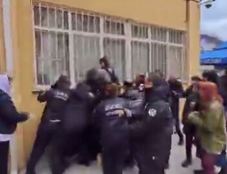 DTCF’de karşıt görüşlü öğrenciler arasında kavga çıktı! Güvenlik güçlükle ayırdı