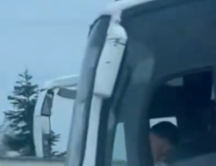 Düzce-Ankara otoyolunda skandal görüntüler! 11 yaşındaki çocuk minibüsle trafiğe çıktı