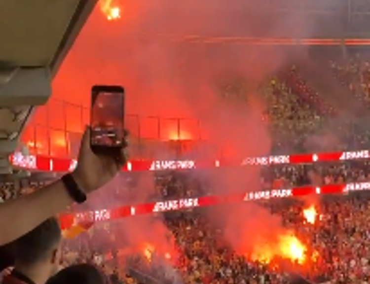 RAMS Park’ta kaos! Meşaleler tribüne düştü