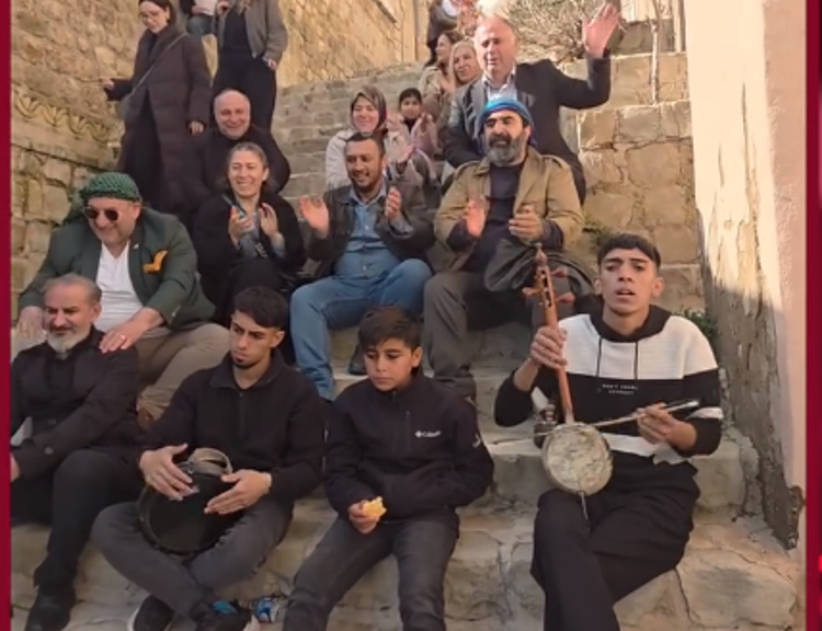 Mardin’de gazetecilerden renkli anlar: Çocuklarla sokaklarda buluştular