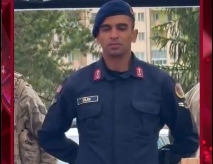 Türk askerinden yürek ısıtan hareket! Üşüyen özel gence kamuflajını verdi