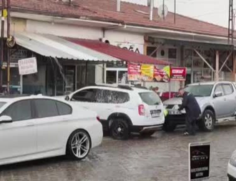Ankara’da bir vatandaş yağmurla aracını yıkadı, o anlar kameraya yansıdı