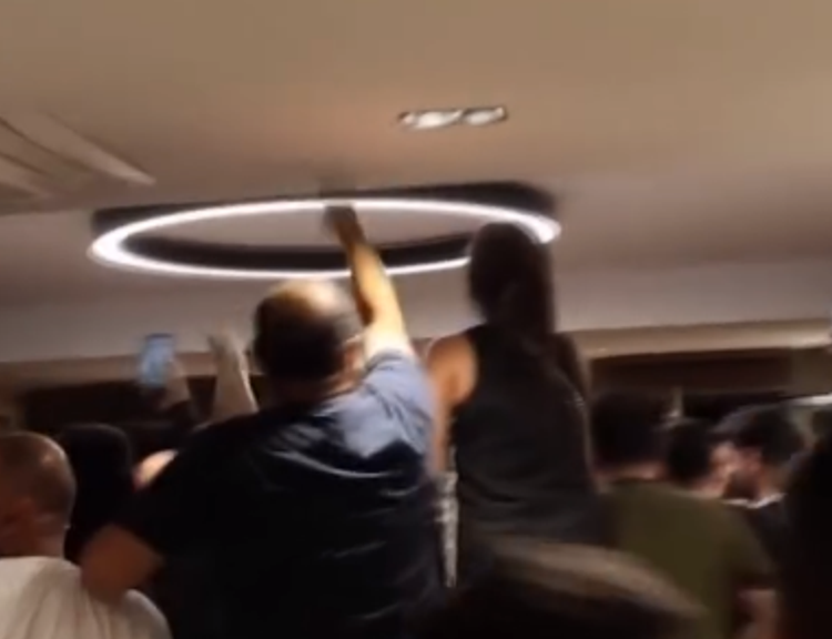 CHP İzmir’de koltuk krizi: Utku Gümrükçü il başkanlığı koltuğuna oturdu