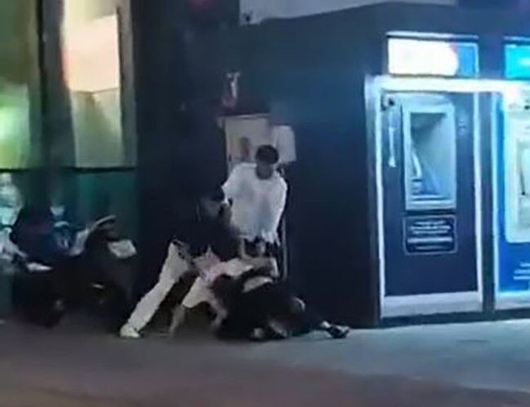 Dehşet anları kamerada! Yere yatırıp dakikalarca tekme ve yumruklarla dövdüler