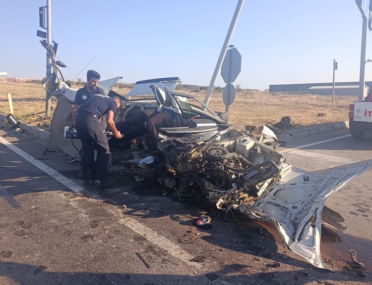 İkiye bölünen otomobilden sağ çıktı! Sürücü mucize eseri kurtuldu
