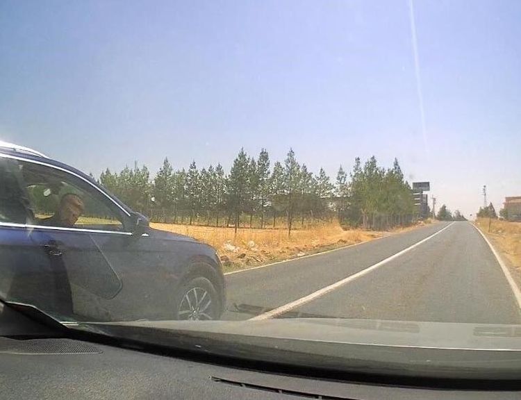 Haber takibi yapan muhabiri taciz edip kazaya sürüklediler! O anlar kamerada