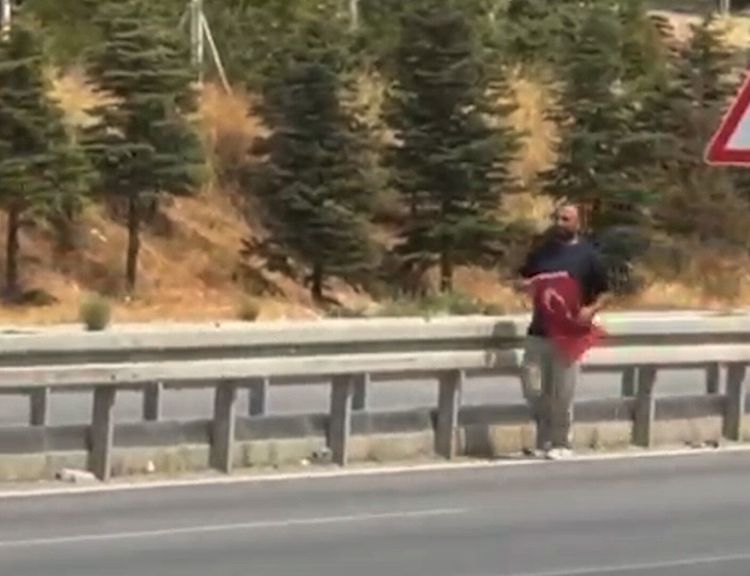 Yola düşen Türk bayrağını yerde bırakmadı!