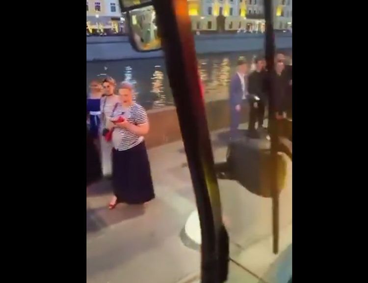 Rusya sokaklarında Ankara havası! Ankaralı Türk kepçeyle gezip müzik dinletti