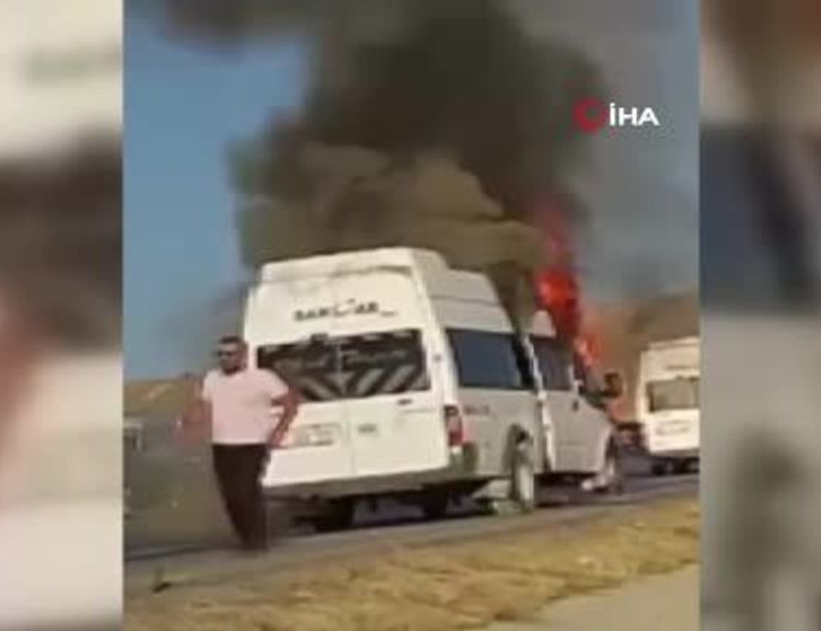 Ankara’da peş peşe araç yangınları: Servis minibüsü ve otomobil kullanılamaz hale geldi