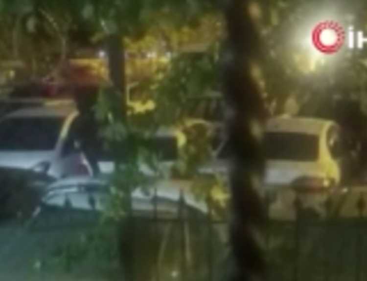 Ankara'da gece yarısı şaşkına çeviren olay: Araçların üzerinde zıplayarak yürüdü!
