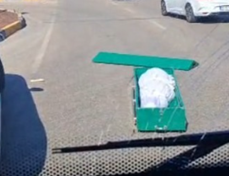 Akıl almaz olay! İçinde cenaze bulunan tabut araçtan böyle düştü