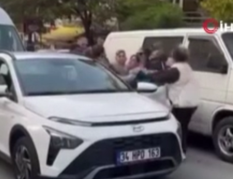 Yol verme tartışmasında ortalık karıştı! Kadın sürücüler böyle birbirine girdi