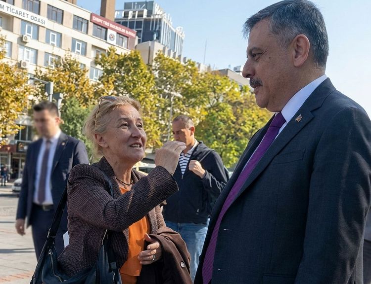 Ankara’da sokakta yürürken İçişleri Bakanı ile karşılaşabilirsiniz!