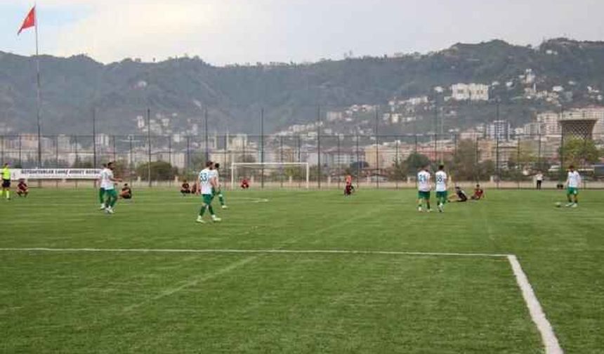 Yeşil sahalar böyle protesto görmedi! Hakemin kararını beğenmeyen futbolcular bakın ne yaptı?