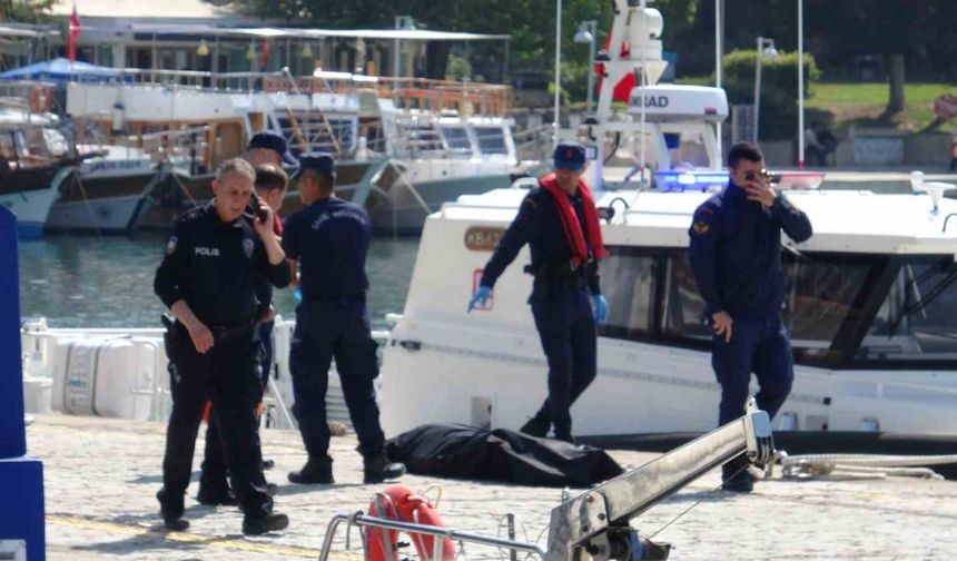 Antalya Kaleiçi’nde Denizden Erkek Cesedi Çıkarıldı