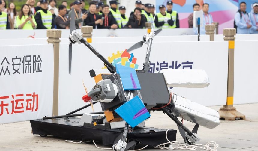 Tarihi bir ilk gerçekleşti! Robotlar insanlarla yarı maratonda yarıştı!