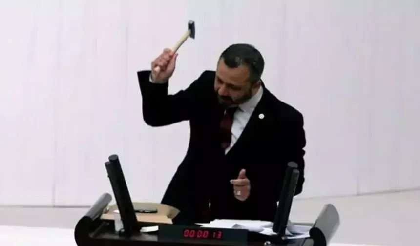 Meclis kürsüsüne çekiçle zarar veren CHP’li vekilin cezası belli oldu!