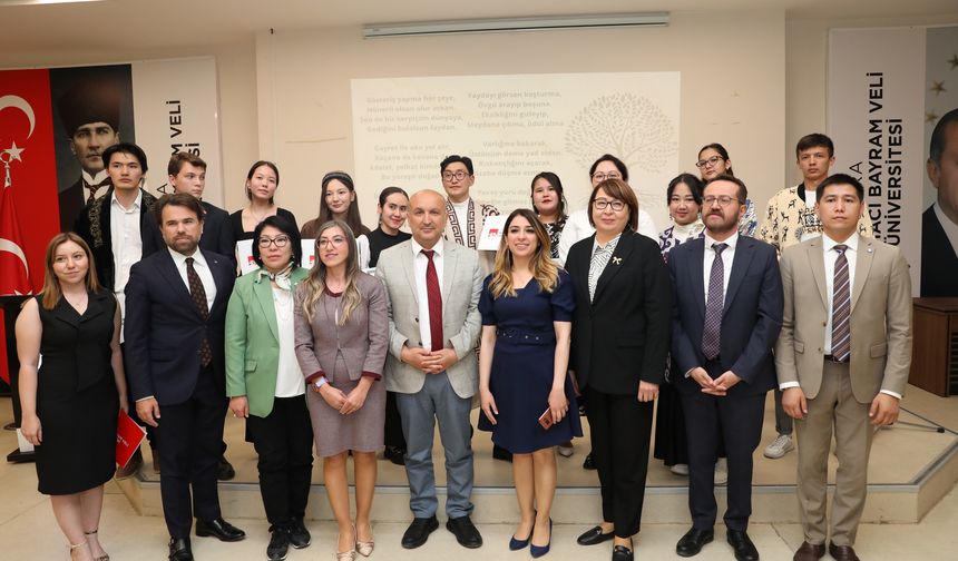 Türk dünyasının gençleri HBV Üniversitesi'nde Abay Kunanbay'ı saygıyla andı