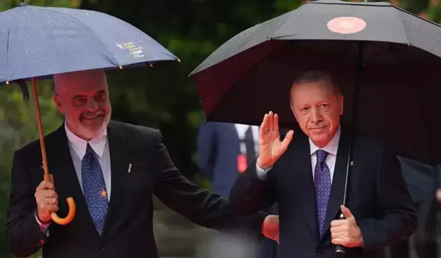 Cumhurbaşkanı Erdoğan Arnavutluk’ta... “Spor ayakkabı giyiyorsun” sözleri güldürdü