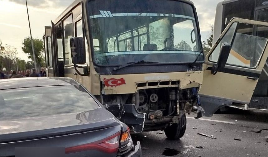 Ankara’da işçi servisi kırmızı ışıkta bekleyen araçlara çarptı: 14 yaralı