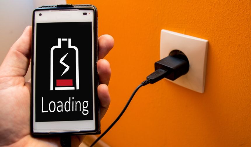 Uzmanlar uyardı! Telefonu böyle şarj etmek yangına sebep oluyor!
