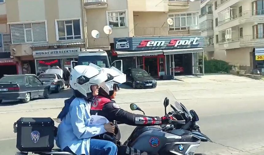 Ankara’da YKS heyecanı! Geç kalan öğrencinin imdadına yunus polis yetişti