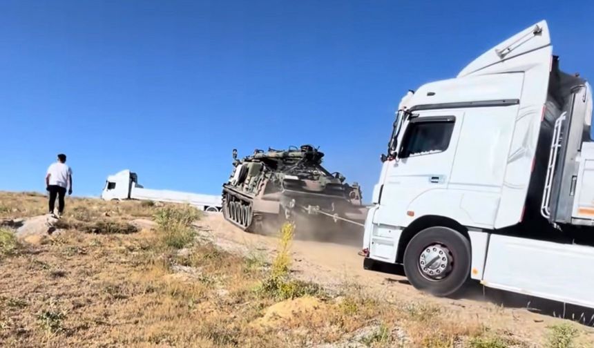 Ankara’da yolda kalan yük dolu tırları askeri tank kurtarıcı çekti!
