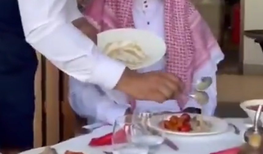 Bir arkadaş grubu daha iyi hizmet almak için içlerinden birini Dubai şeyhi gibi giydirdi! O anlar viral oldu