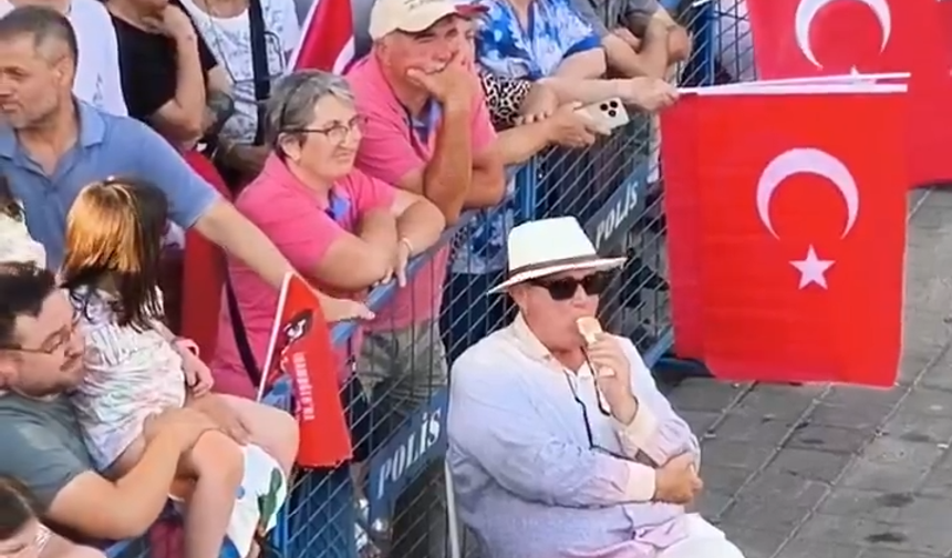Hayrabolu Belediye Başkanı Başoğlu'nun Özgür Özel'in mitingindeki rahat tavrı gündem oldu
