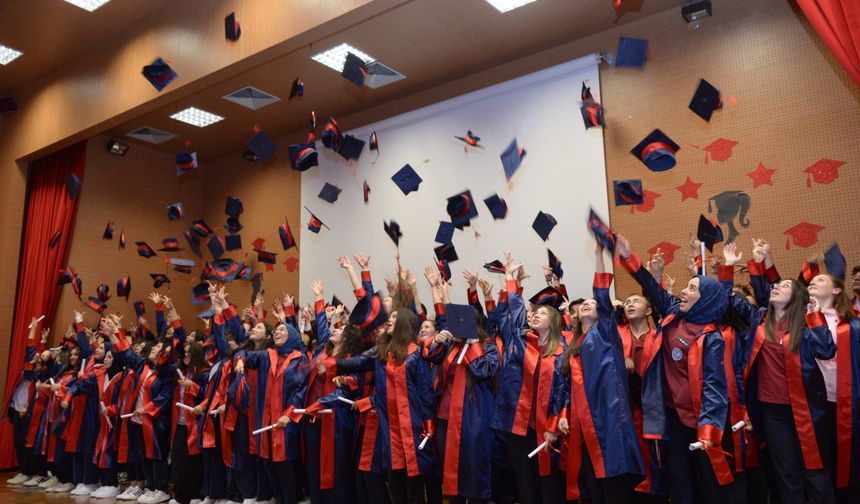 Kahramankazan’da mezuniyet coşkusu! Başkan Çırpanoğlu öğrencilerin gururuna ortak oldu