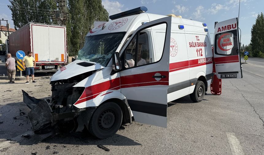 Ankara tır ile ambulans çarpıştı: 3’ü sağlık çalışanı 5 yaralı