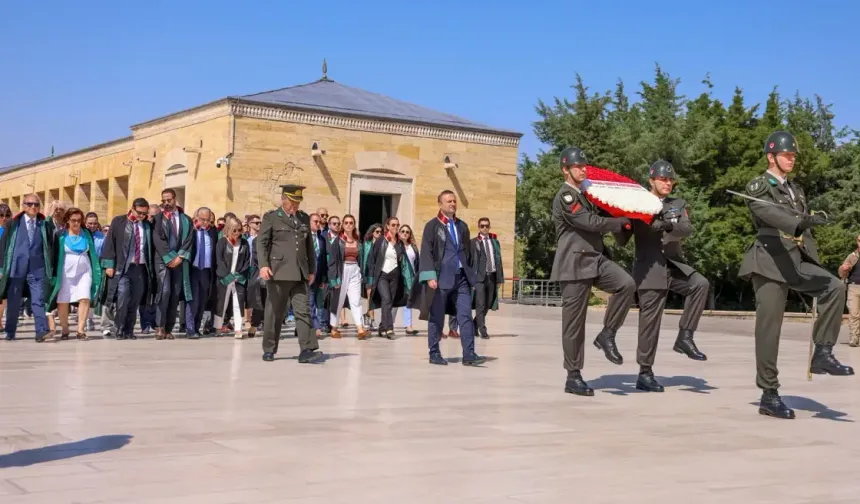 Ankara Barosu kuruluşunun 101. Yılında Anıtkabir’i ziyaret etti.