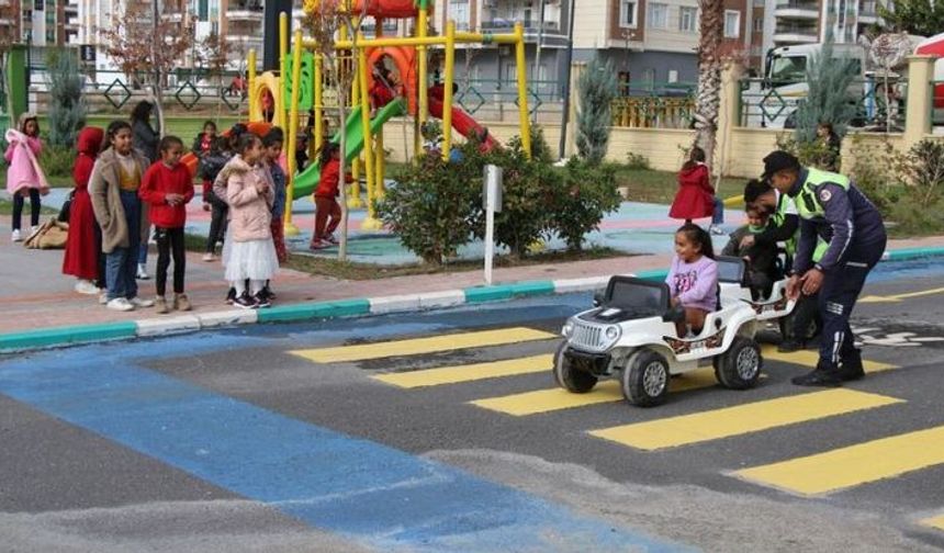 Ankara Keçiören'de minik sürücüler trafiği öğreniyor! Ücretsiz parkta çocuklar eğleniyor