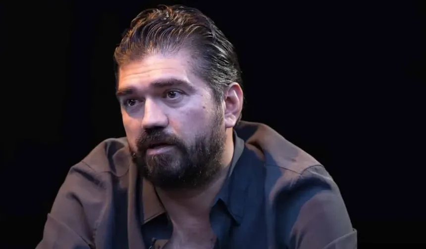 Rasim Ozan Kütahyalı sosyal medyada gündem oldu: 'Öcalan'ın tarzına olan saygımdan kendi tarzımda giyindim'