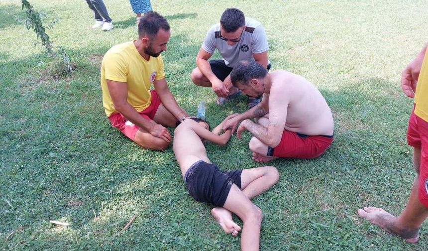 Sahilde korku dolu anlar: Boğulma tehlikesi geçiren çocuğunu böyle kurtardı