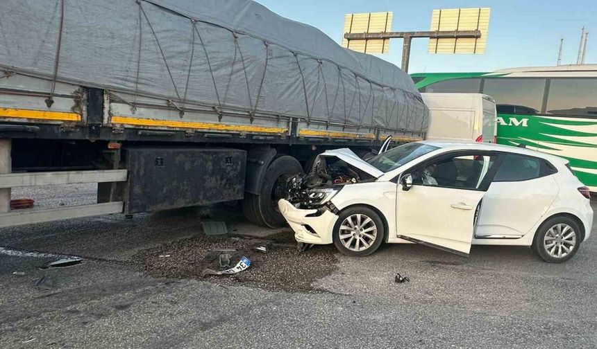 Kırıkkale'de Otomobil tıra çarptı: 2 yaralı