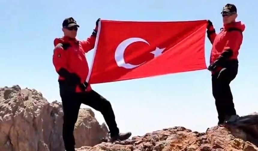 Van’da JAK Ekipleri 3180 Rakımlı Erek Dağı Zirvesinde Türk Bayrağını Dalgalandırdı