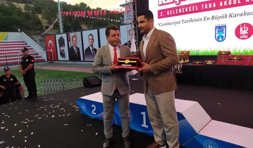 Taha Akgül’den ANKA-BİR Genel Başkanı Tuncay Gençer’e anlamlı plaket