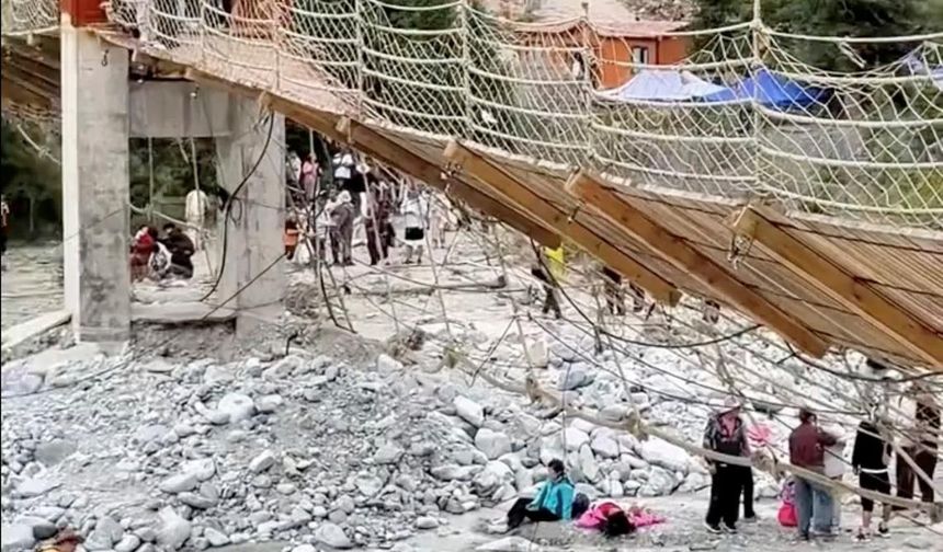 Çin'de turistik bölgede dehşet! Asma köprü çöktü
