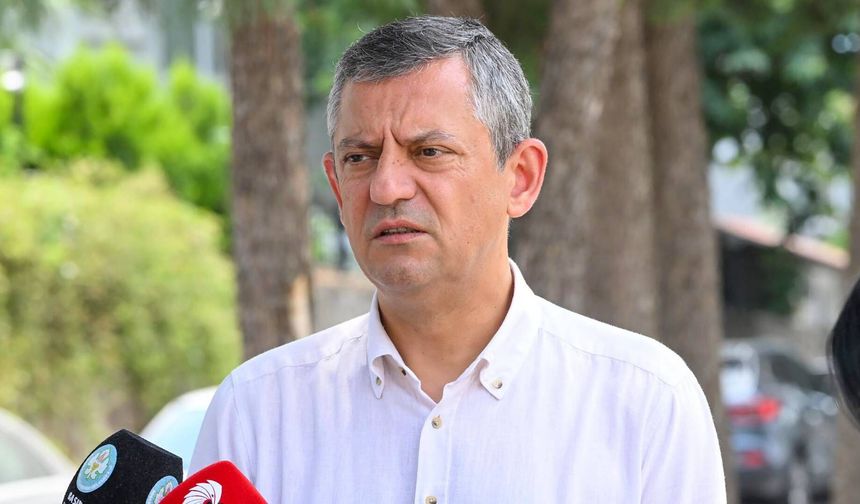 Tutuklu komedyen Deniz Göktaş'a Özgür Özel'den dikkat çeken ziyaret!