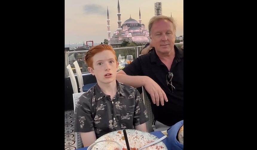 İlk kez ezan duyan turist çocuğun tepkisi izleyenleri güldürdü!