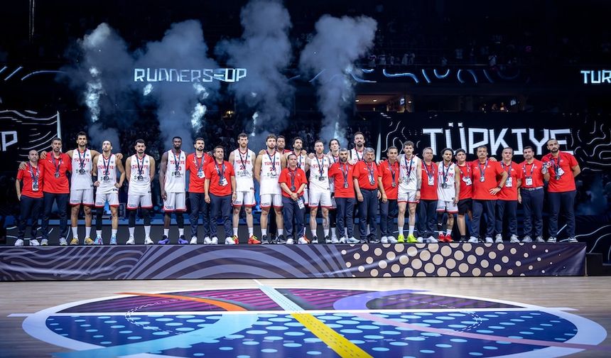 12 Dev Adam'a pilottan duygu dolu karşılama: "Gönüllerimizin şampiyonu oldunuz"