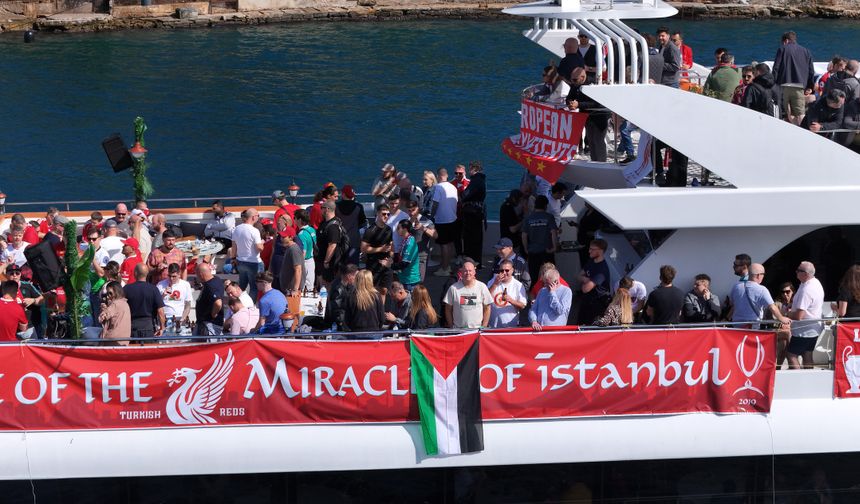 Liverpool taraftarı Galatasaray maçı öncesi İstanbul Boğazı’nda tur yaptı