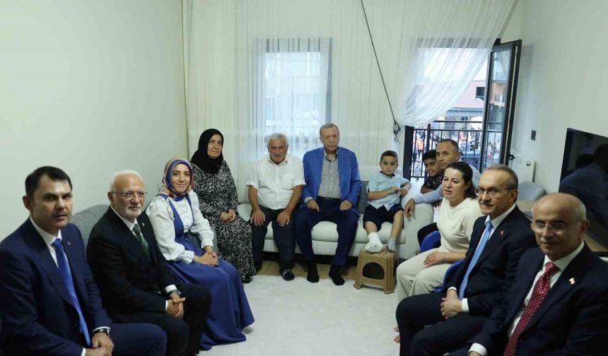 Cumhurbaşkanı Erdoğan, Malatya’da depremzede aileyi yeni evinde ziyaret etti