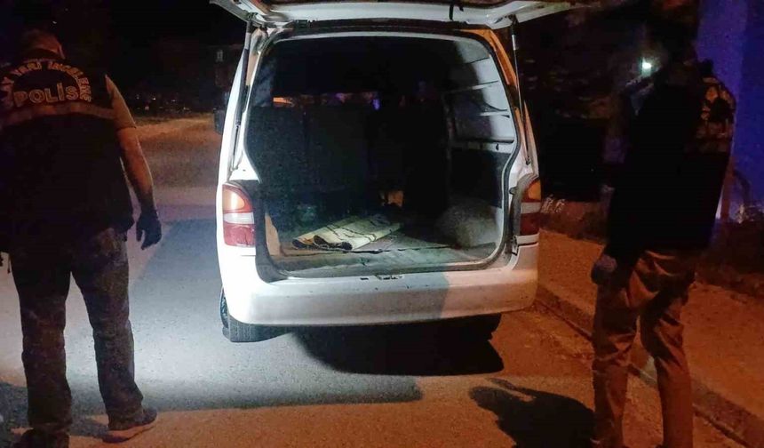 Dur ihtarına uymadı, polise çarpıp kaçtı!