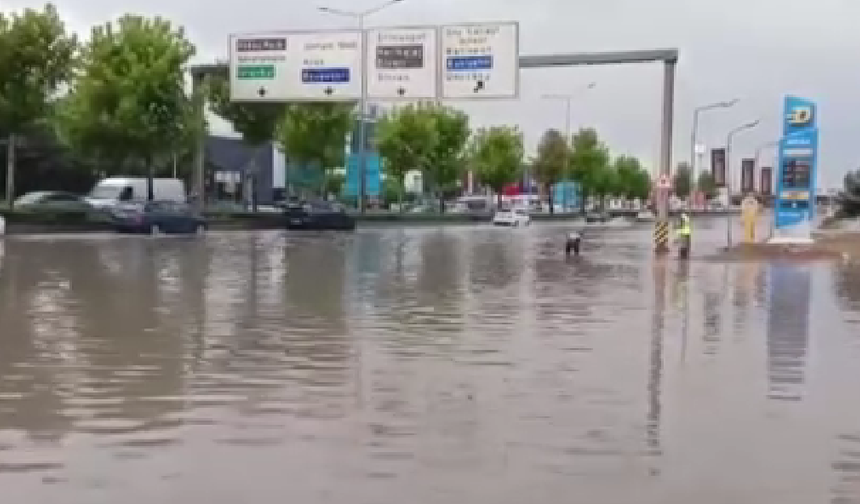 Meteoroloji uyarmıştı... Ankara'da sağanak yağış hayatı felç etti
