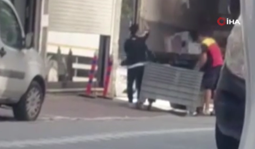 Kargo şirketinin çalışanları paketleri böyle fırlattı: O anlar kameraya yansıdı!