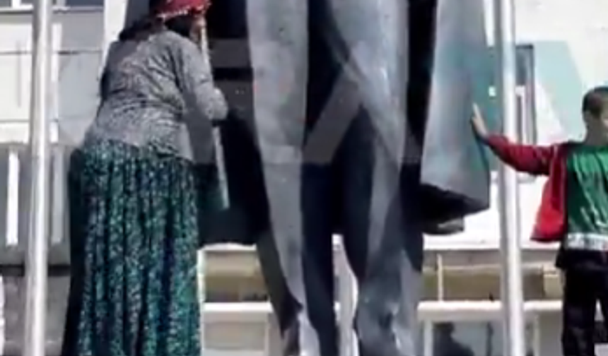 Atatürk heykelini öpen yaşlı çiftin sözleri yürekleri ısıttı: "Atatürk'ün açtığı okulda okudum"