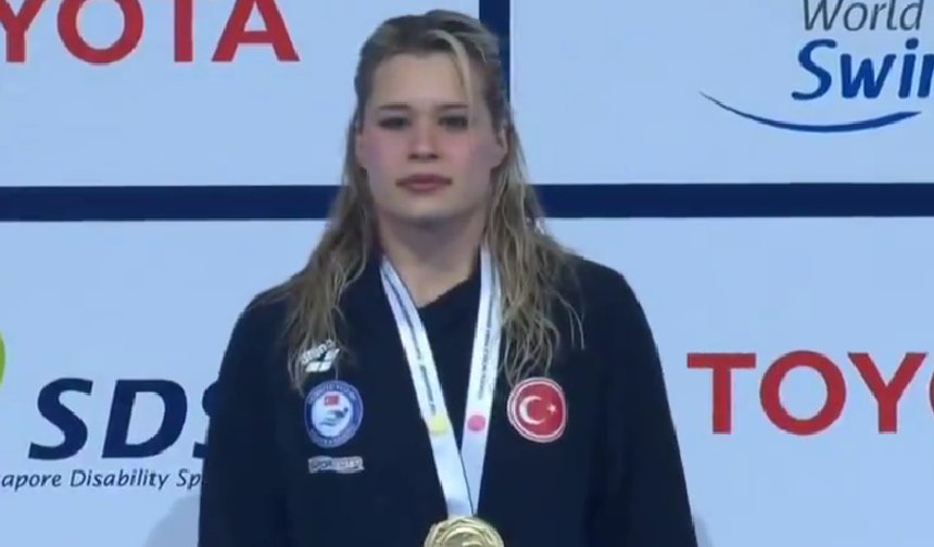 7 günde 5. kez dünya şampiyonu! Defne Kurt İstiklal Marşı okunurken gözyaşlarını tutamadı!