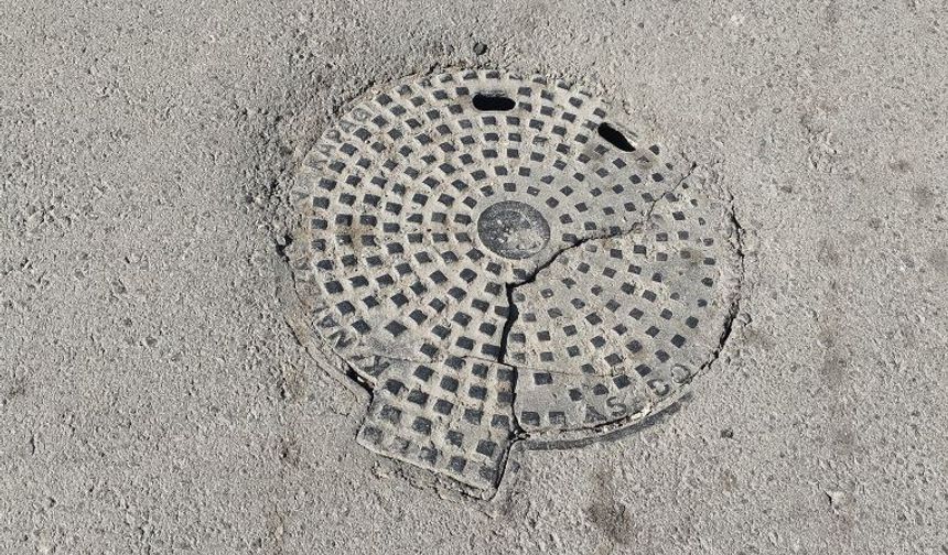 Ankara Pursaklar’da kırık kanalizasyon kapağı tehlike saçıyor